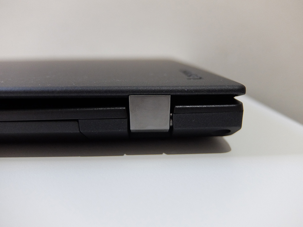 ThinkPad X260、背面ヒンジ部分の画像