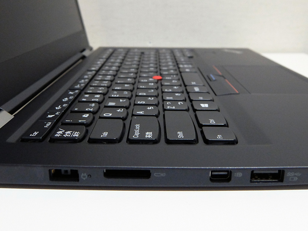 ThinkPad X1 Carbon 2016年モデル、キーボード部分を横から撮影した画像
